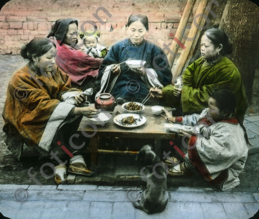 Essende Chinesinnen ; Chinese meal - Foto simon-173a-030.jpg | foticon.de - Bilddatenbank für Motive aus Geschichte und Kultur